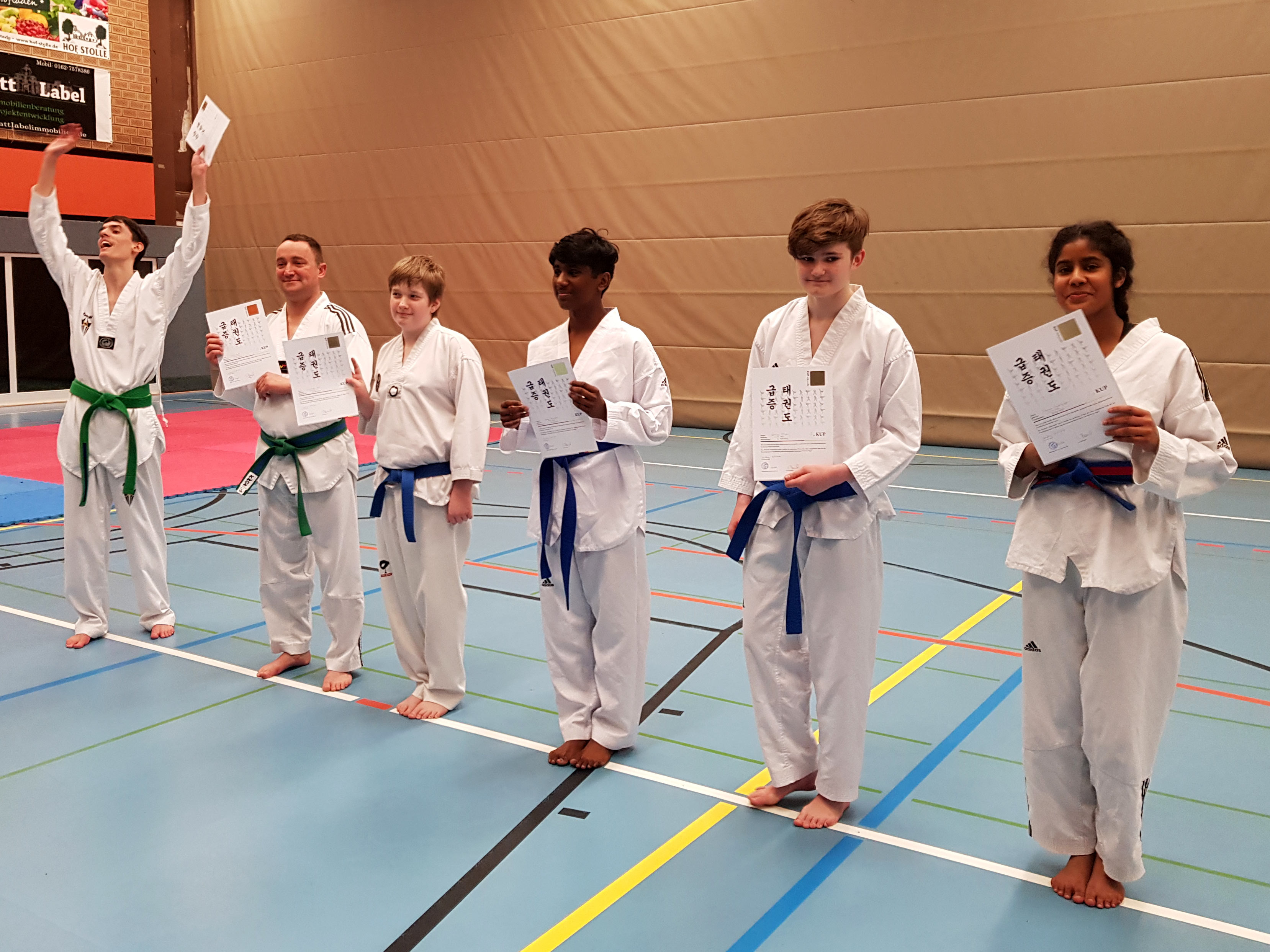 Freude bei der Urkundenvergabe zur Kup-Prüfung im Taekwondo (Landkreis Oldenburg)